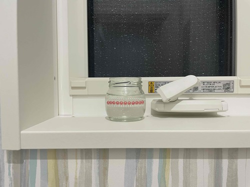 保冷剤の中身で作った芳香剤をトイレの芳香剤として置いている様子