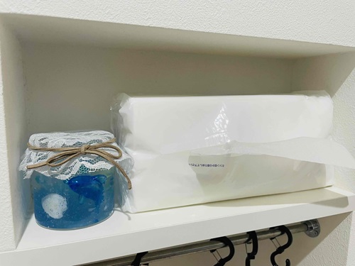 保冷剤の中身で作ったアクアリウム風芳香剤を洗面所の芳香剤として置いている様子
