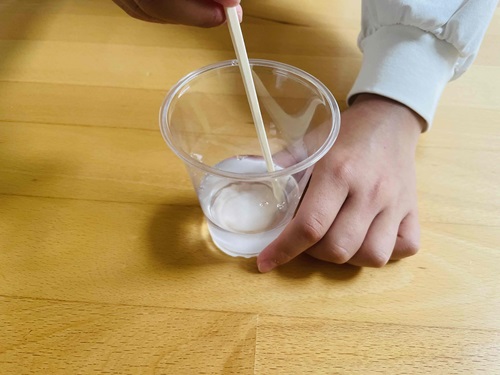 水とホウ砂を混ぜてホウ砂水を作る